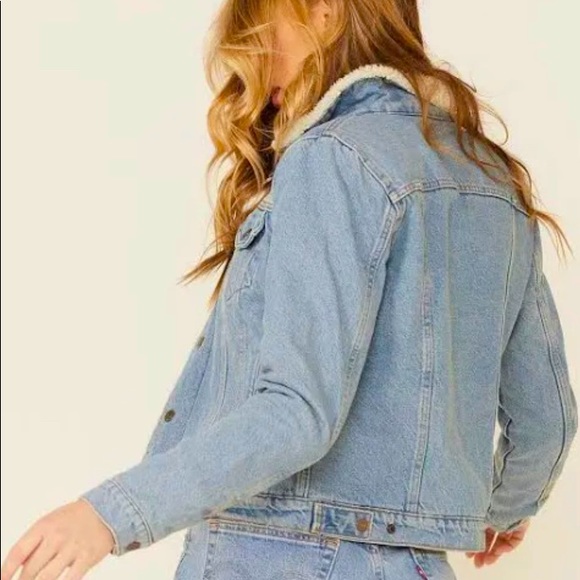 Original Sherpa Trucker Levi’s Jacket - Picture 5 of 5